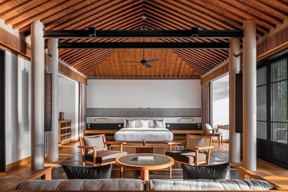 Helle, moderne Innenansicht eines Wohnraums mit Holzdecke und gemütlicher Sitzgruppe.