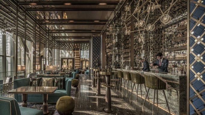 Elegante Bar-Lounge mit stilvollen Sitzbereichen und moderner Einrichtung.