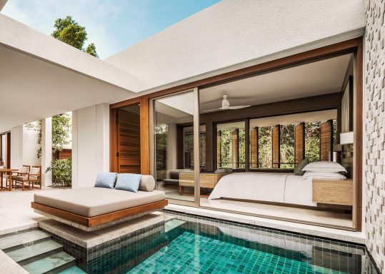 Luxuriöses Schlafzimmer mit direktem Zugang zu einem privaten Pool und modernem Design.