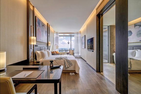 Elegantes Hotelzimmer mit Blick auf die Landschaft, modern eingerichtet und hell erleuchtet.