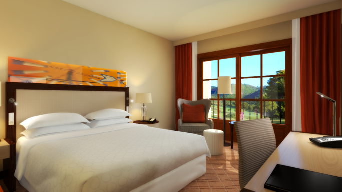 Helles, modernes Hotelzimmer mit Doppelbett, Schreibtisch und großer Fensterfront.