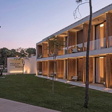 Luxuriöses Cap Vermell Gran Hotel auf Mallorca mit beleuchtetem Pool und Bergkulisse bei Nacht.
