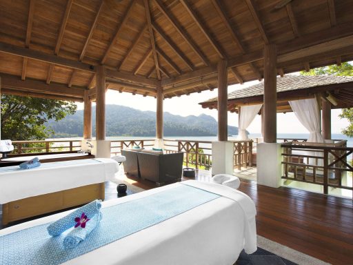 Spa-Bereich mit Massagetischen und Blick auf eine Berglandschaft.