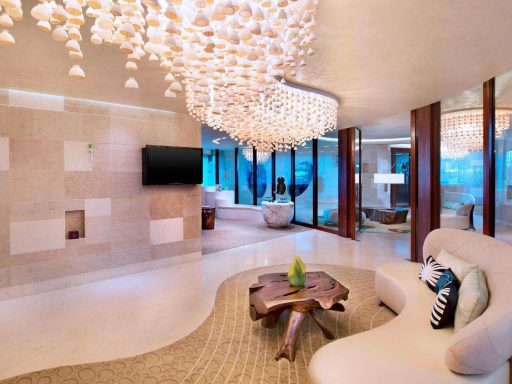 Heller, moderner Wohnraum mit stilvollen Möbeln und beeindruckender Beleuchtung.