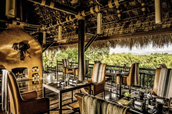 Ein elegantes Restaurant mit naturbelassener Einrichtung und Blick auf die Landschaft.