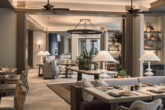 Elegantes Restaurantinterieur mit gemütlichen Sitzecken und sanfter Beleuchtung.