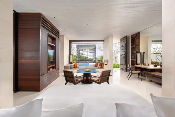 Modern Wohnraum mit Holzdetails, Loungebereich und Blick auf einen Außenbereich.