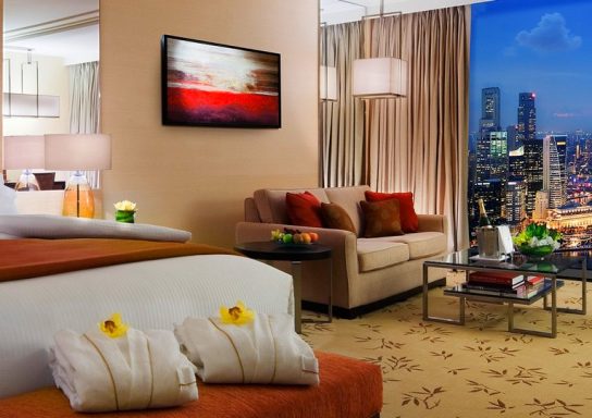 Luxuriöses Hotelzimmer mit Blick auf eine Stadtansicht, modischer Einrichtung und Beleuchtung.