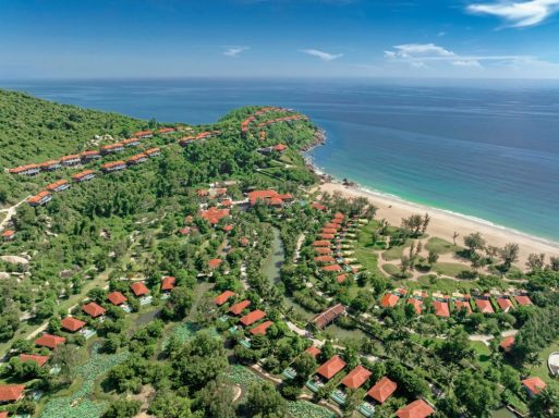 Luftaufnahme eines Küstenresorts mit Villen und Beachfront.