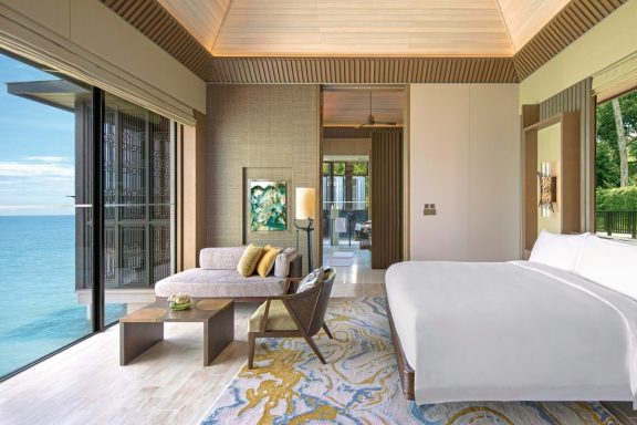 Helle Suite mit modernem Design, Meerblick und komfortablen Möbeln.