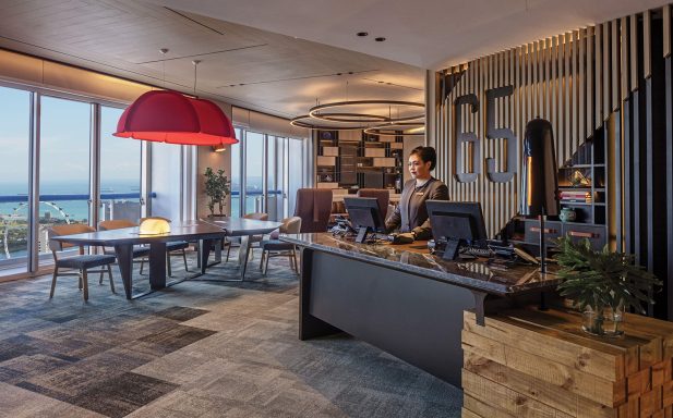 Moderne Büroumgebung mit Blick auf die Stadt, hellen Farben und stilvollen Möbeln.